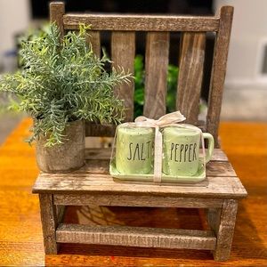NWT – RAE DUNN Green Speckled Salt & Pepper Shaker set w/tray